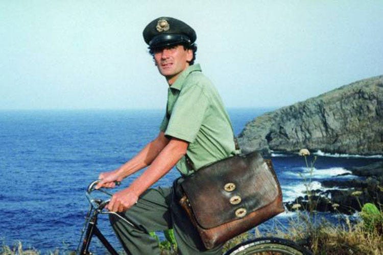 Massimo Troisi ne Il Postino, ambientato sull'Isola di Salina -  Viaggio in Italia attraverso i film Debutta il premio di Enit a Venezia