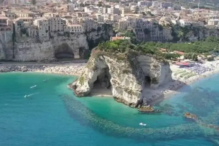 la perla del Tirreno, Tropea Tropea &egrave; il Borgo dei Borghi 2021 Sui social vince la perla del Tirreno