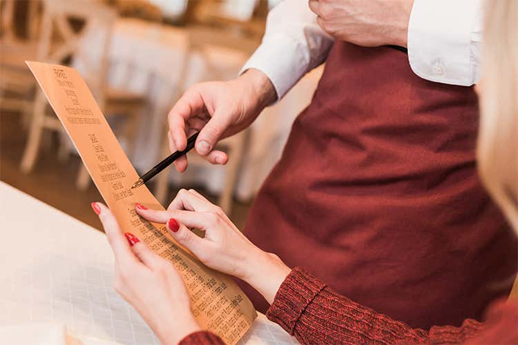(Troppe carte al ristorante Ma basta avere personale preparato)