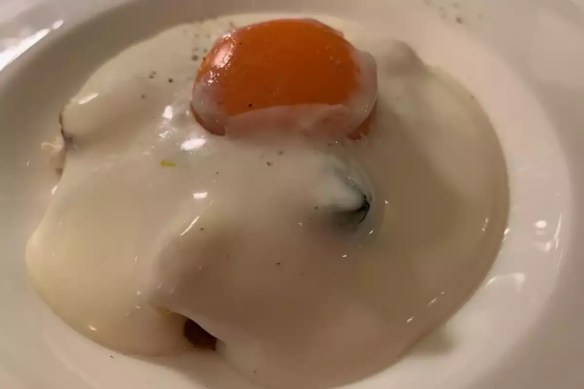 Tuorlo in olio evo, albume, scozonera, cicora, spuma di taleggio C'&egrave; l'orgoglio contadino nella Vernaccia bio de Il Colombaio di Santa Chiara