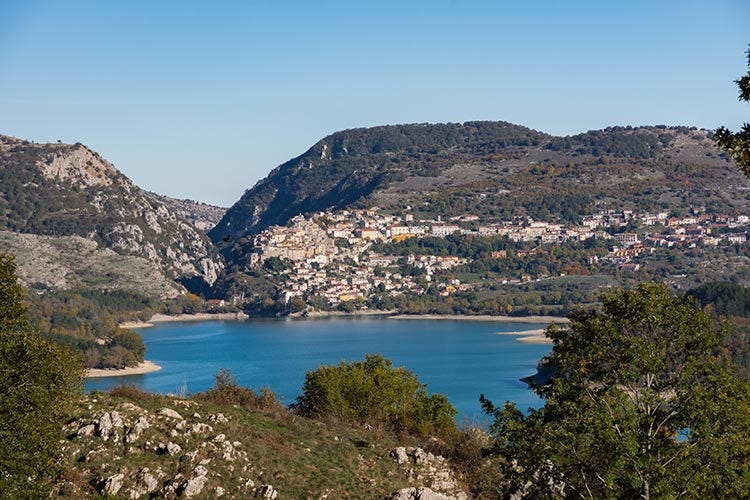 Le località di lago dell'Abruzzo sono state molto richieste questa estate - In vacanza solo 6 italiani su 10 A casa in 6,5 milioni causa covid