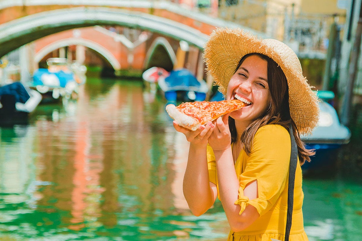 Pizza regina dei piatti italiani L'enogastromia guida le vacanze italiane. E i food selfie sono un must