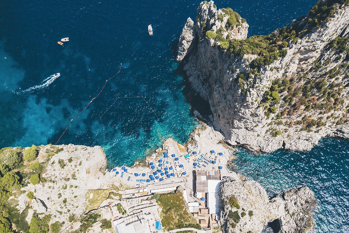 Visuale aerea di una spiaggia a Capri Turismo, isole minori Covid-free Garavaglia lancia il modello greco