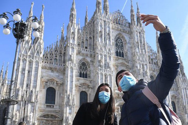 Turisti in piazza Duomo a Milano - «Venite a riscoprire la Lombardia»  La Regione a caccia di turisti