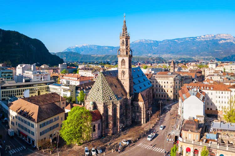 La cattedrale di Bolzano. I turisti del Nord Europa preferiscono il Trentino Alto Adige (Ai Paesi del Nord piace l’Italia Turisti per 10 miliardi all’anno) La cattedrale di Bolzano. I turisti del Nord Europa preferiscono il Trentino Alto Adige (Ai Paesi del Nord piace l’Italia Turisti per 10 miliardi all’anno)