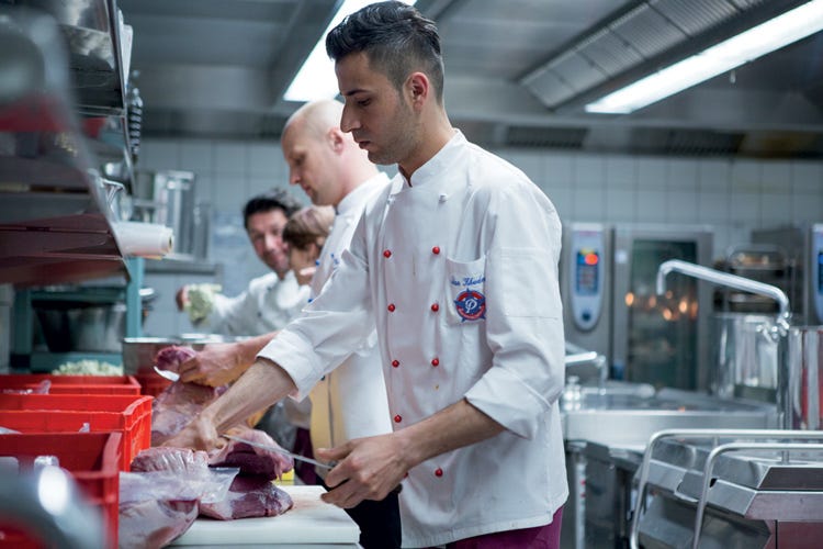 La figura professionale del cuoco è tra le più ricercate (Turismo e ristorazione È caccia ai giovani professionisti)