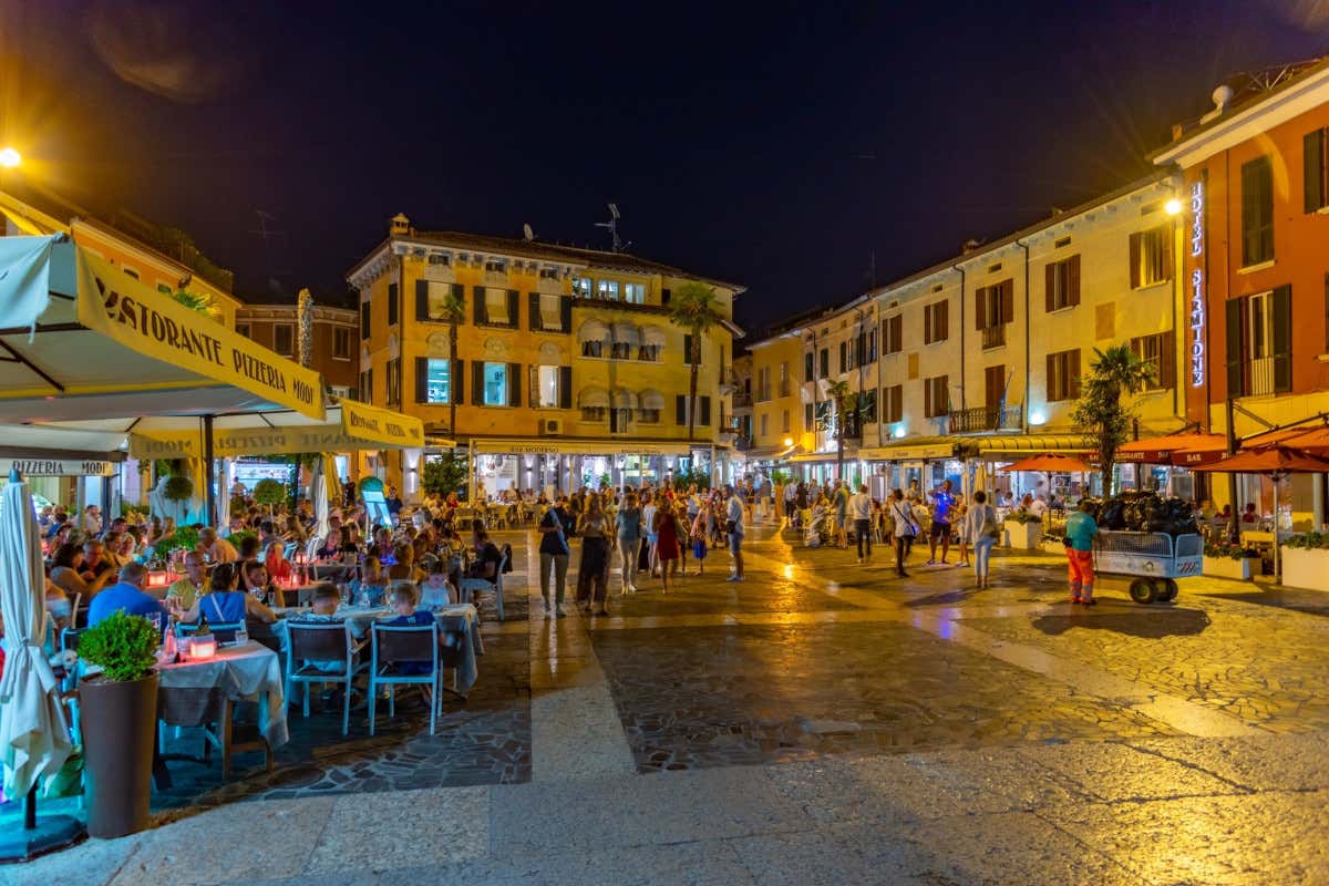 Turismo di massa, caos a Sirmione: niente ticket, c'è solo la golf car sanitaria