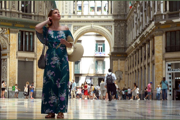 Turisti in Galleria a Napoli - Napoli riabbraccia i turisti Ma tanti ristoranti sono chiusi