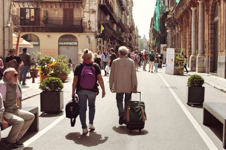 Turisti per le strade di Palermo - Palermo offre una notte gratis per i turisti in arrivo con l'aereo
