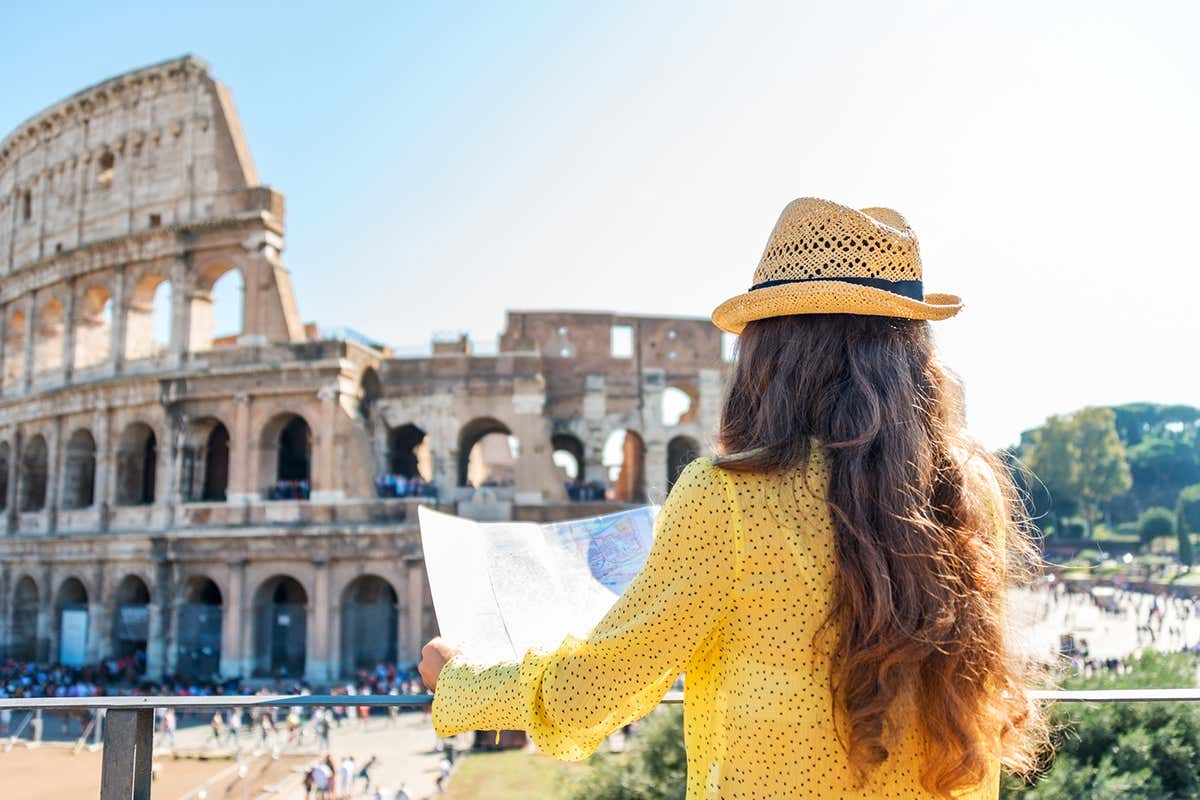 A Roma tornano i turisti ma con qualche malumore Roma, tornano i turisti stranieri ma si lamentano: Troppi documenti da mostrare