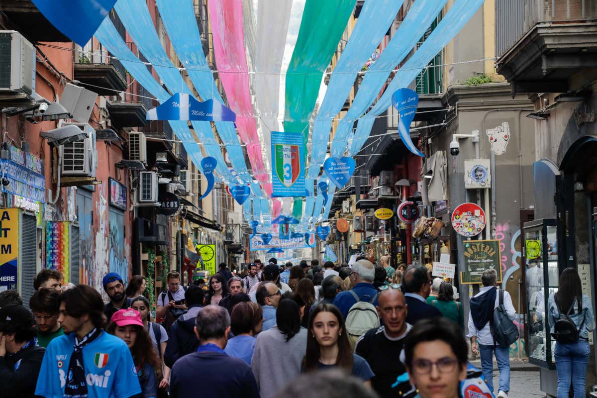 L'enorme flusso di turisti sulla Spaccanapoli Scudetto Maradona e