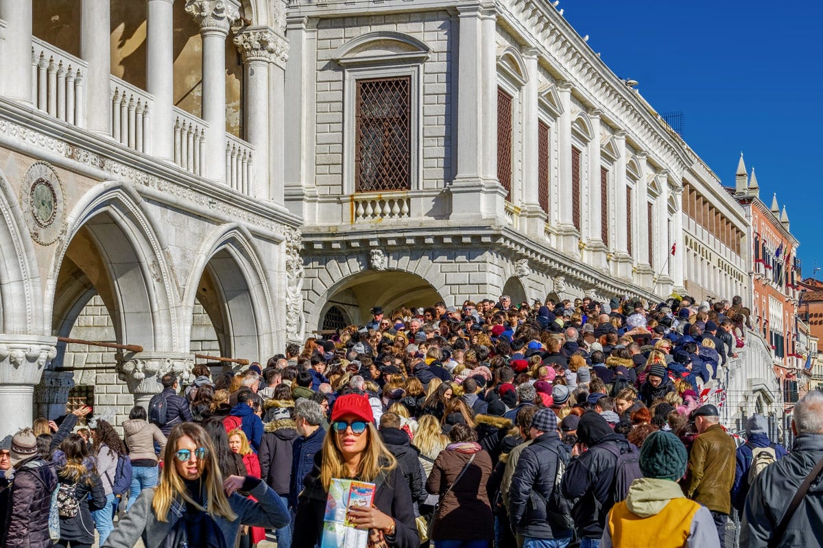 Natale i turisti stranieri in Italia aumentano del 17% nel 2023