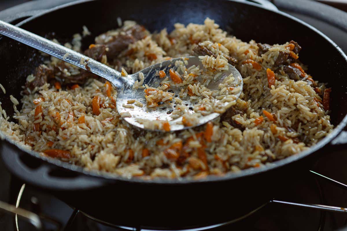 Una pentola di pilaf di riso