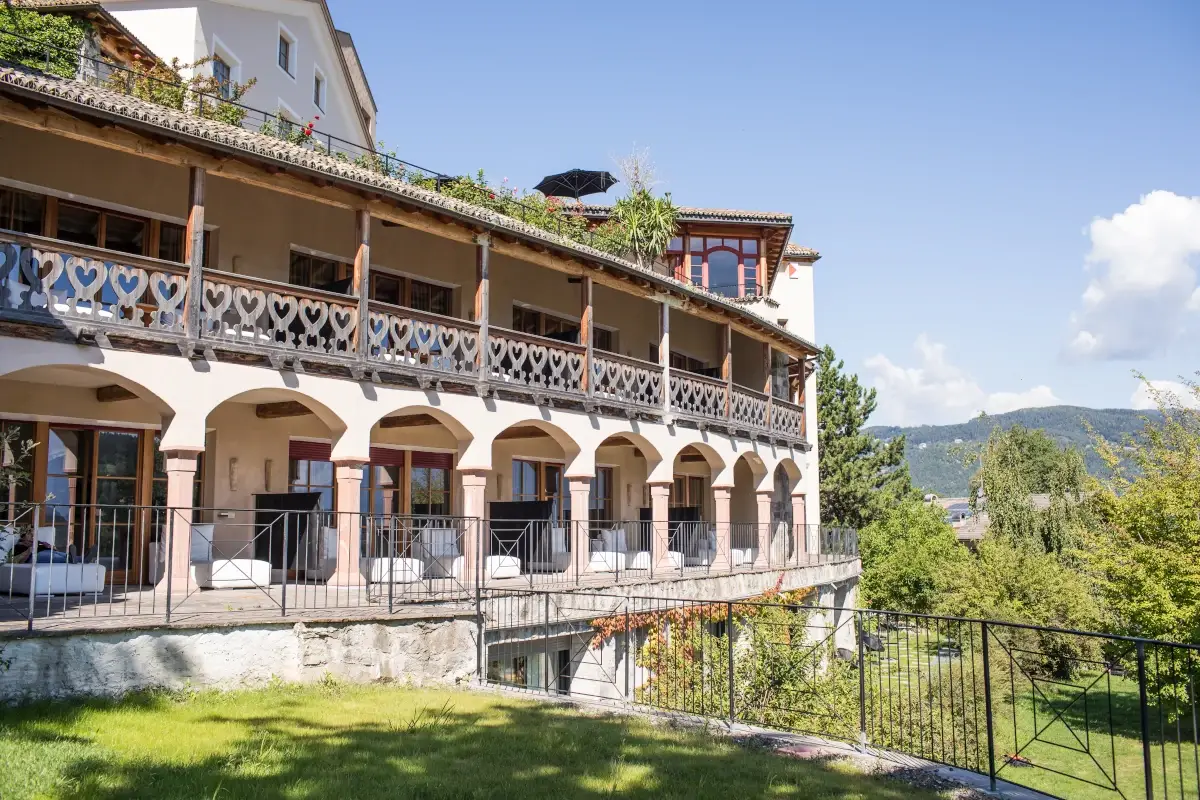 L'esterno dell'hotel con l'impagabile vista Dolomiti Arte e spettacoli naturali.Al Romantik Hotel Turm turismo... fusion