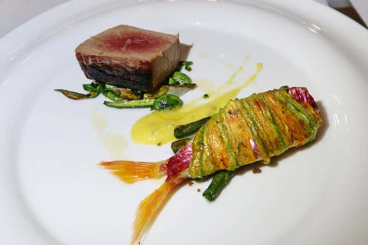 Tonno appena scottato e una triglia a filetto (Tutti i sapori del marenel nuovo menu di Ciciritto)
