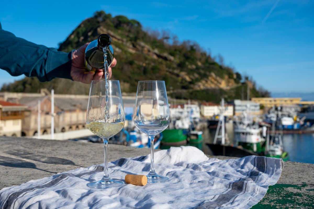 Due calici di txakoli a Getaria, nei Paesi Baschi  Txakoli il vino basco figlio dell'oceano Atlantico