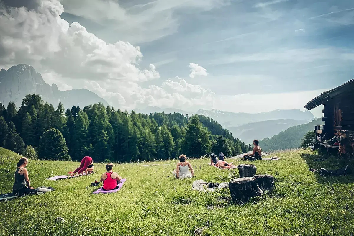 Lo yoga si sdoppia all&rsquo;Hotel Tyrol di Selva in Val Gardena Giornata internazionale dello yoga: ecco gli hotel in cui praticare