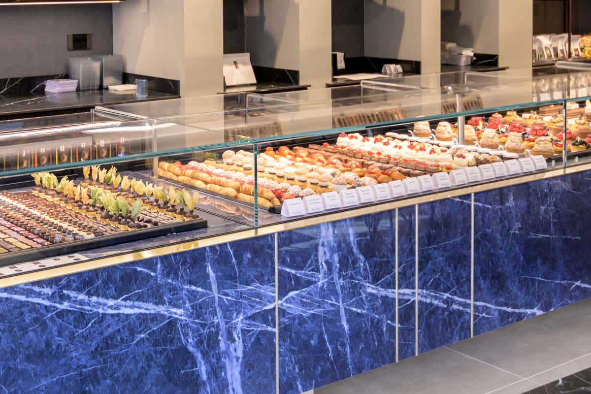 Il banco della pasticceria Buosi