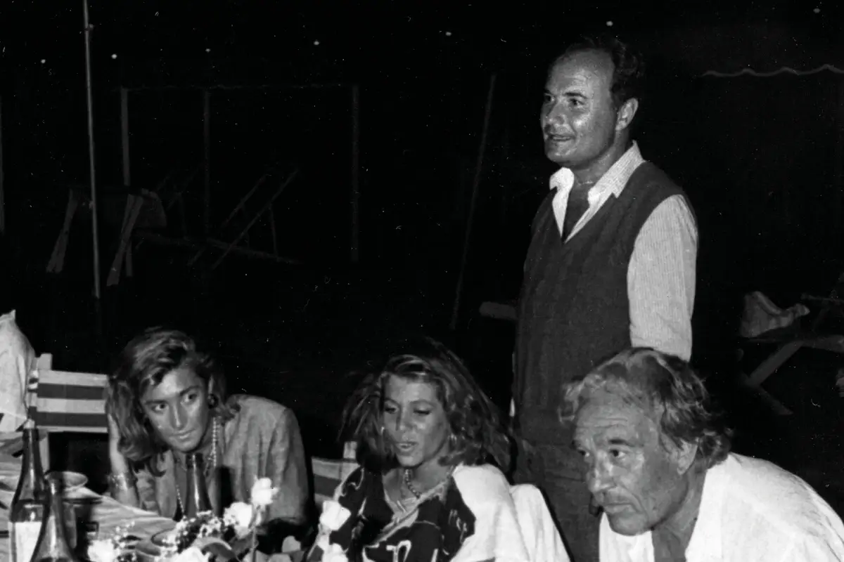 Ugo Tognazzi e Gianni Mercatali al Bagno Silvio&nbsp; &ldquo;A tavola sulla spiaggia&rdquo;, trent'anni di cucina in un libro