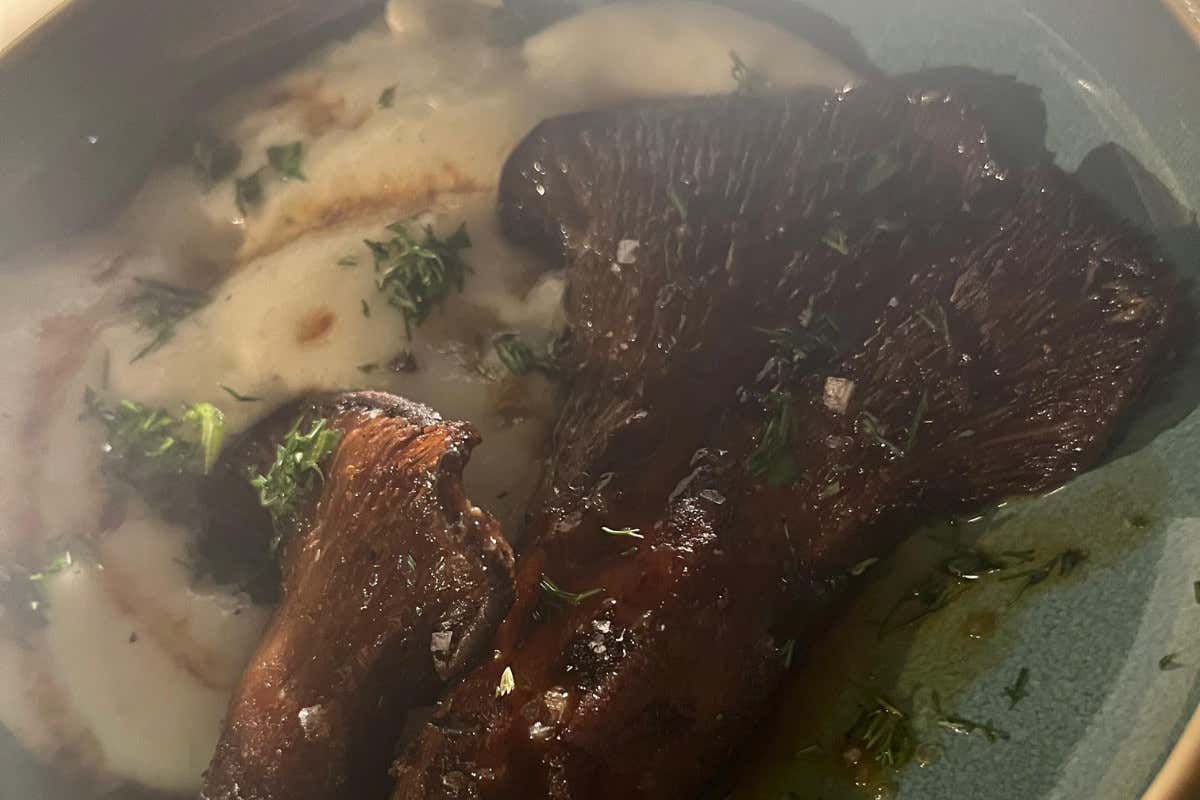 Ecco la pizzeria di Milano che serve pizza romana e cocktail ispirati ai suoni