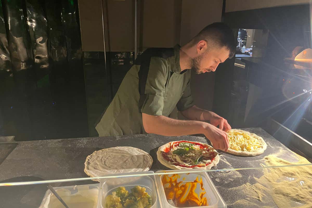 Ecco la pizzeria di Milano che serve pizza romana e cocktail ispirati ai suoni Ecco la pizzeria di Milano che serve pizza romana e cocktail ispirati ai suoni