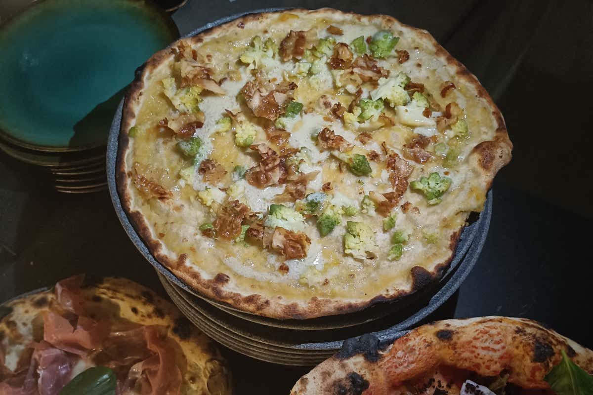 Ecco la pizzeria di Milano che serve pizza romana e cocktail ispirati ai suoni