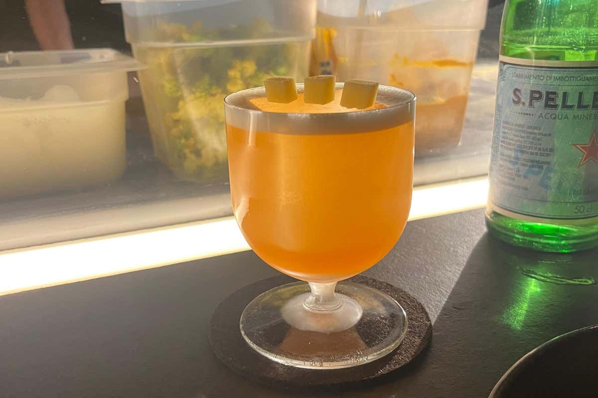 Ecco la pizzeria di Milano che serve pizza romana e cocktail ispirati ai suoni