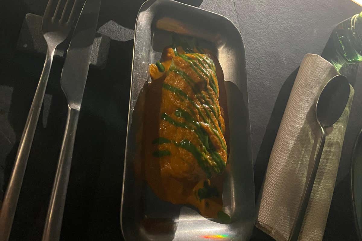 Ecco la pizzeria di Milano che serve pizza romana e cocktail ispirati ai suoni