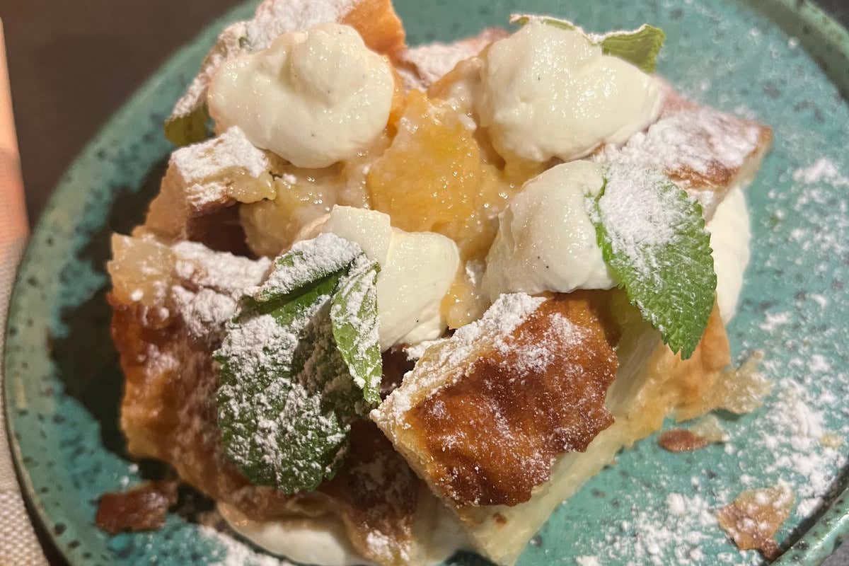 Ecco la pizzeria di Milano che serve pizza romana e cocktail ispirati ai suoni