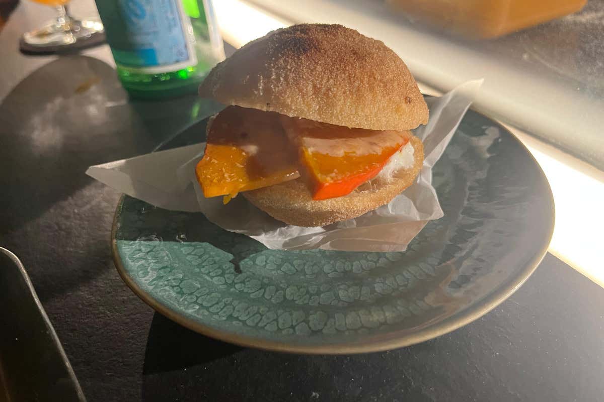 Ecco la pizzeria di Milano che serve pizza romana e cocktail ispirati ai suoni