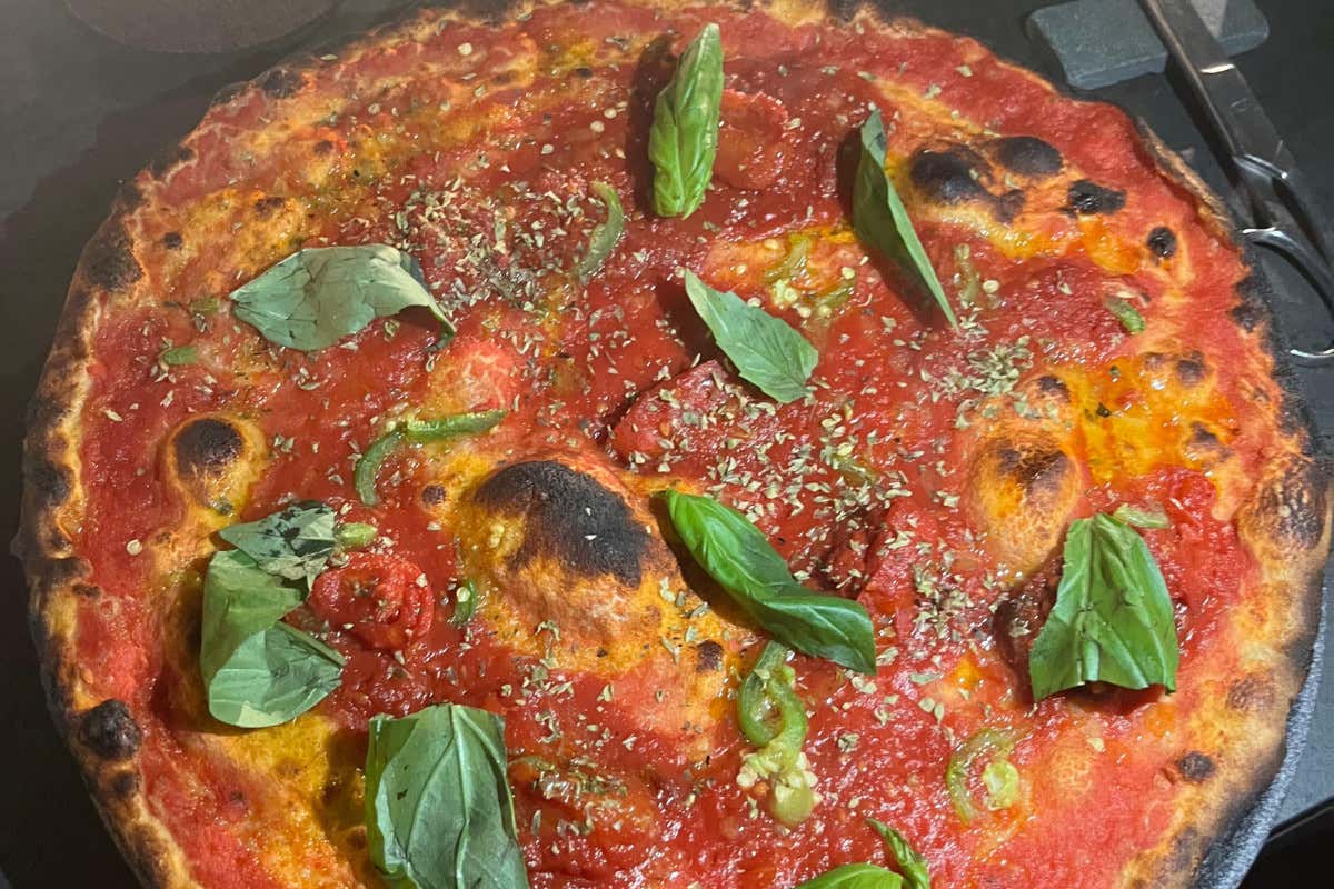 Ecco la pizzeria di Milano che serve pizza romana e cocktail ispirati ai suoni