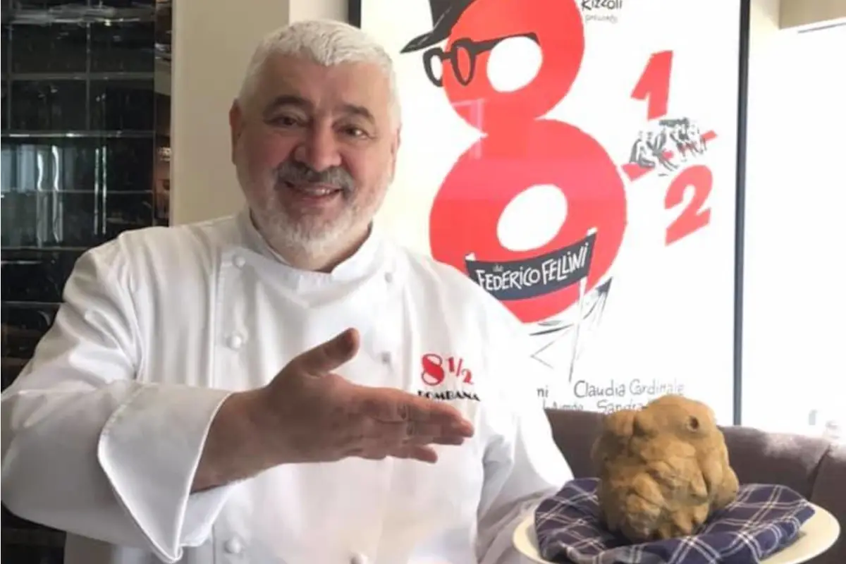 Umberto Bombana nel suo locale 8 12 otto e mezzo Bombana&nbsp; Lo chef Umberto Bombana conquista la nona stella Michelin