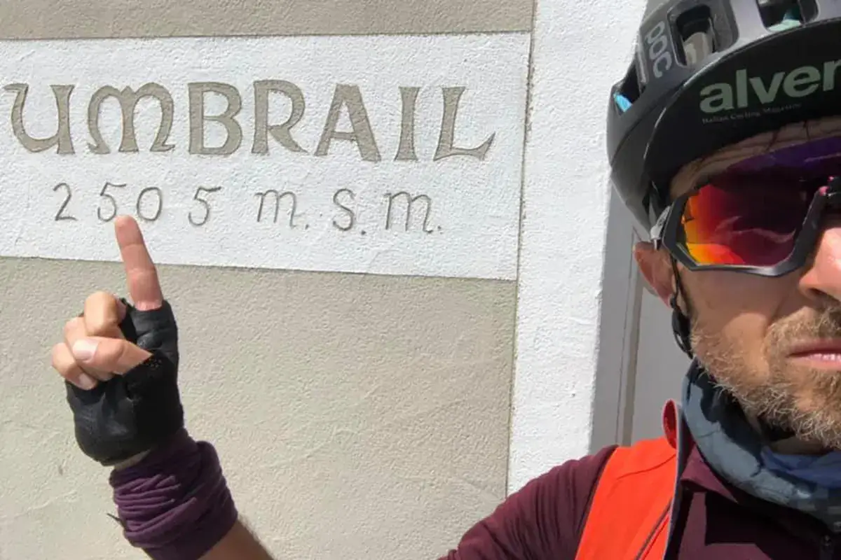 ... e all'Umbrail In bicicletta tra Italia e Svizzera. Nuovi spalloni contrabbandano emozioni