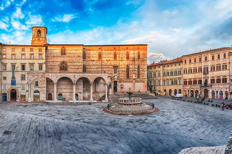 Piazza IV Novembre a Perugia Le riaperture partono dall'Umbria? I ristoranti sperano nella zona gialla