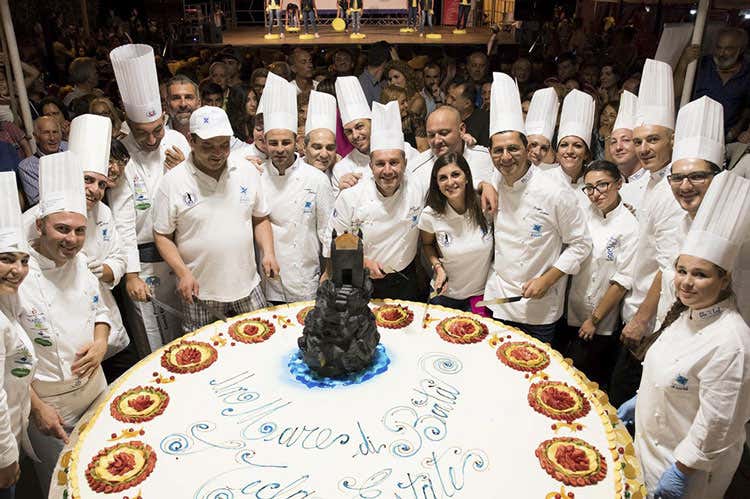 (Un mare di bontà Il cibo siciliano simbolo di solidarietà) (Un mare di bontà Il cibo siciliano simbolo di solidarietà)