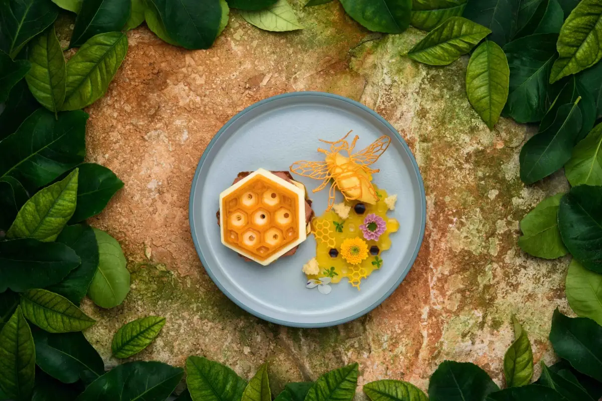 Una ricetta per minimizzare gli scarti durante le preparazioni:&nbsp; Ape, mousse al cioccolato bianco e mandorle, sorbetto mango e zenzero e gel d&rsquo;arancia e miele