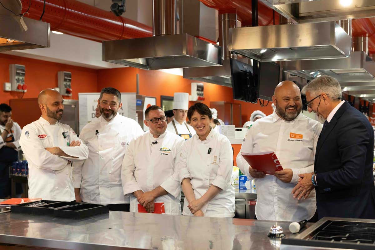 La giuria del concorso con il conduttore della finale Antonio Iacona