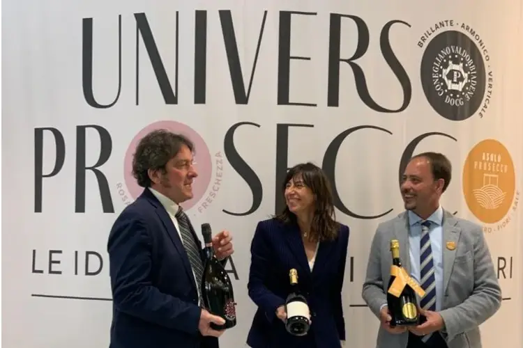 Da sinistra Stefano Zanette, Elvira Bortolomiol e Ugo Zamperoni Universo Prosecco: prove di unit&agrave; tra i consorzi