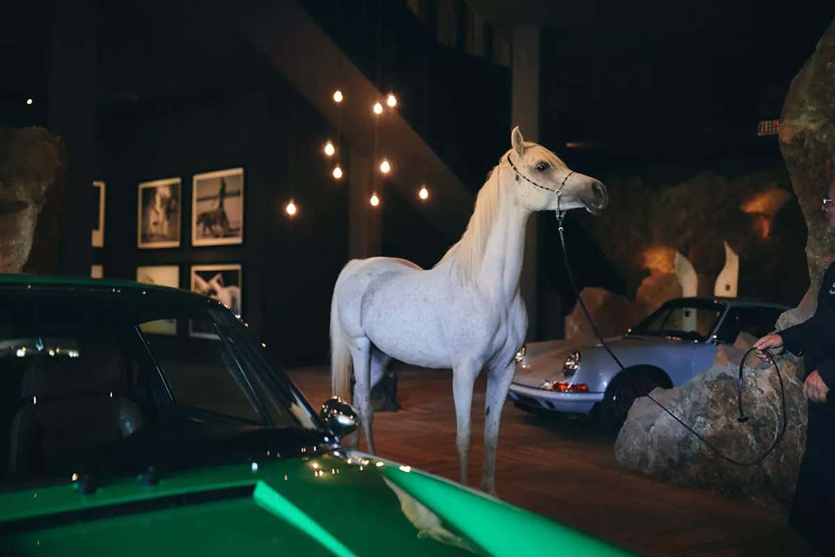 Cavallo (purosangue arabo) e cavalli (a quattro ruote) Arte gusto e cavalli affiancano le nuove splendide suite alla Gallaria del Turm