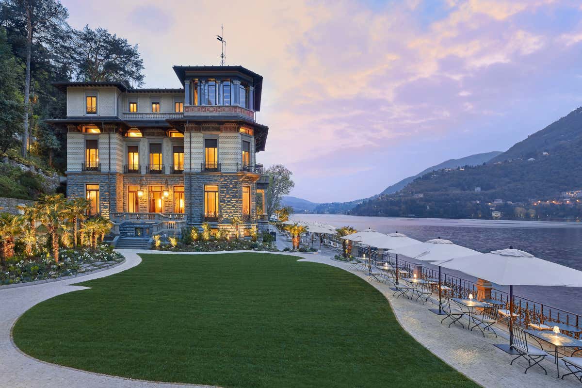 Dehors e giardini sono diventati elementi strategici dell’esperienza di ospitalità, come al Mandarin Hotel di Blevio, sul Lago di Como