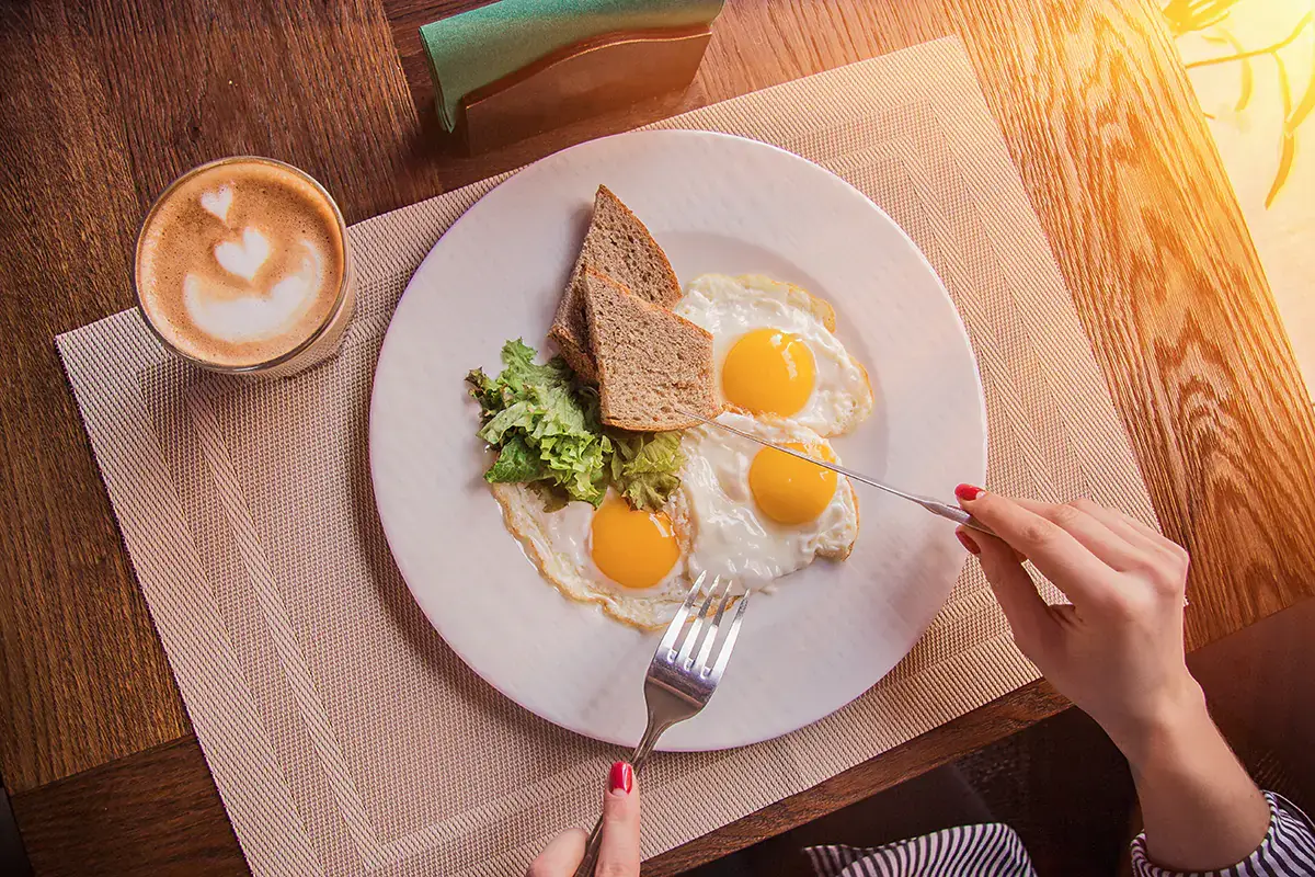 Per una buona colazione proteica non possono mancare le uova: strapazzate o all'occhio di bue Il segreto per fare in fretta i muscoli? La colazione proteica