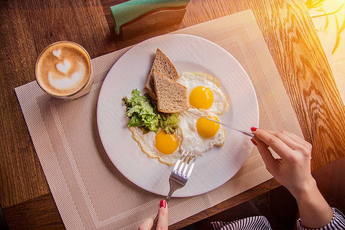 Per una buona colazione proteica non possono mancare le uova: strapazzate o all'occhio di bue Il segreto per fare in fretta i muscoli? La colazione proteica