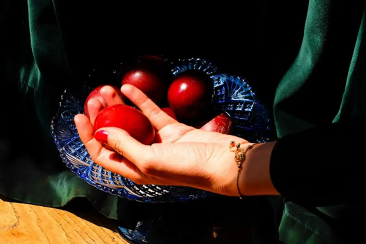 Le tradizionali uova rosse Pasqua ortodossa a Milano con i piatti tipici di Vasiliki Kouzina