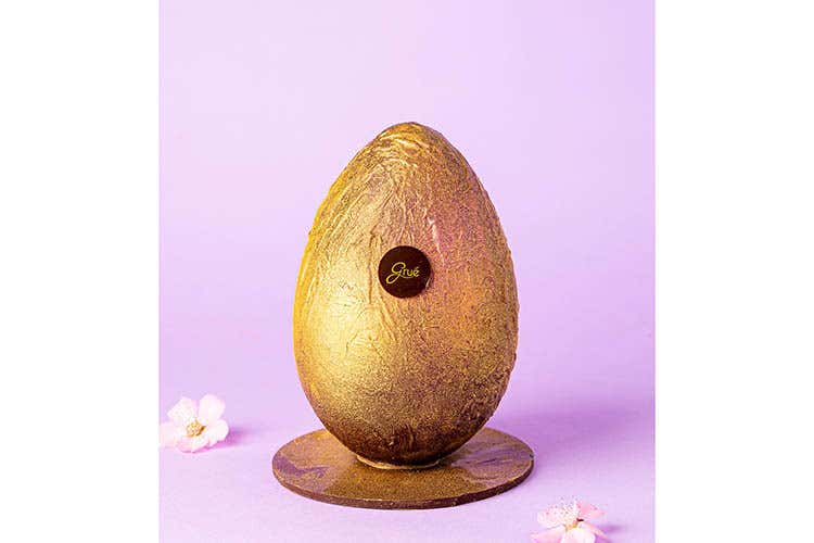 L'uovo metal della pasticceria Gru&egrave; Pasqua in rosso e gourmet a Roma tra ricette d&rsquo;autore e&nbsp; delivery