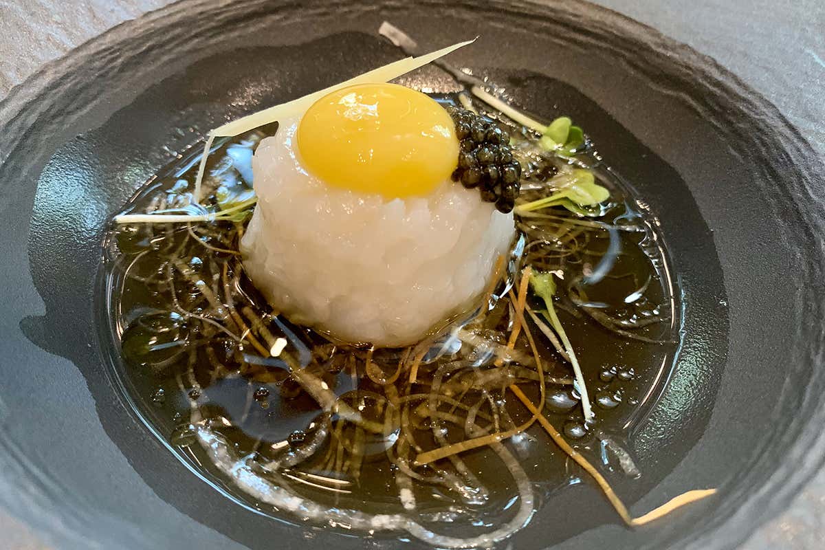 Crudo di calamaro, uovo di quaglia Vermentino Doc Maremma Toscana, un rosso vestito da bianco