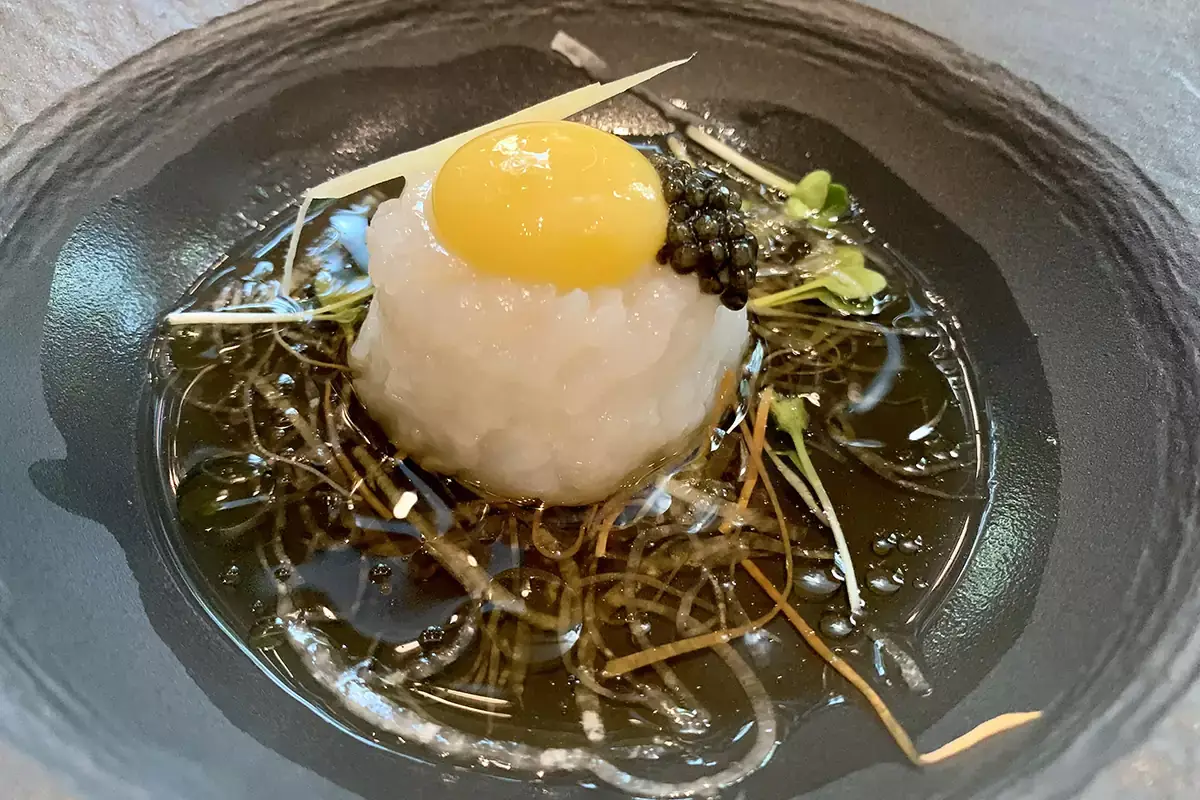 Crudo di calamaro, uovo di quaglia Vermentino Doc Maremma Toscana, un rosso vestito da bianco