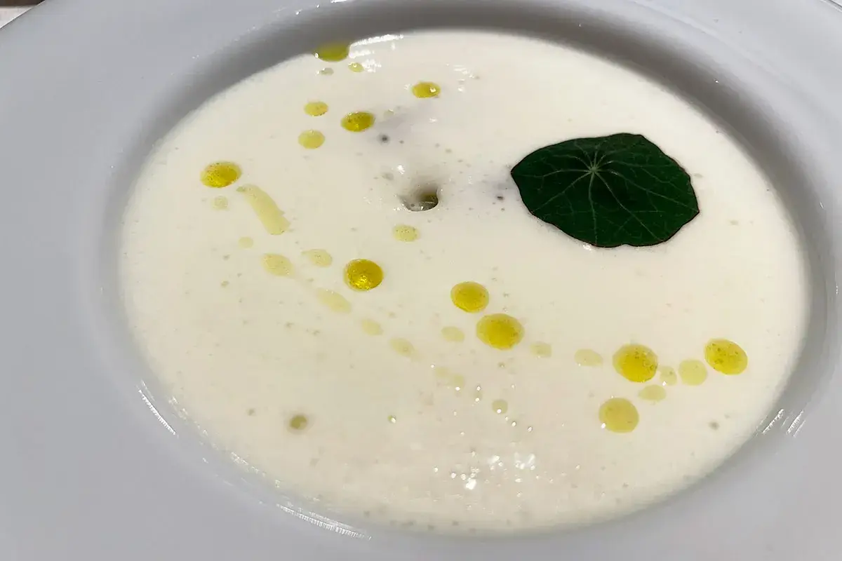 Uovo poché con fonduta di alpeggio su una base di carciofo Dall'hotel alla Loge sui campi da sci, [Le Massif vince anche grazie all'alta cucina]