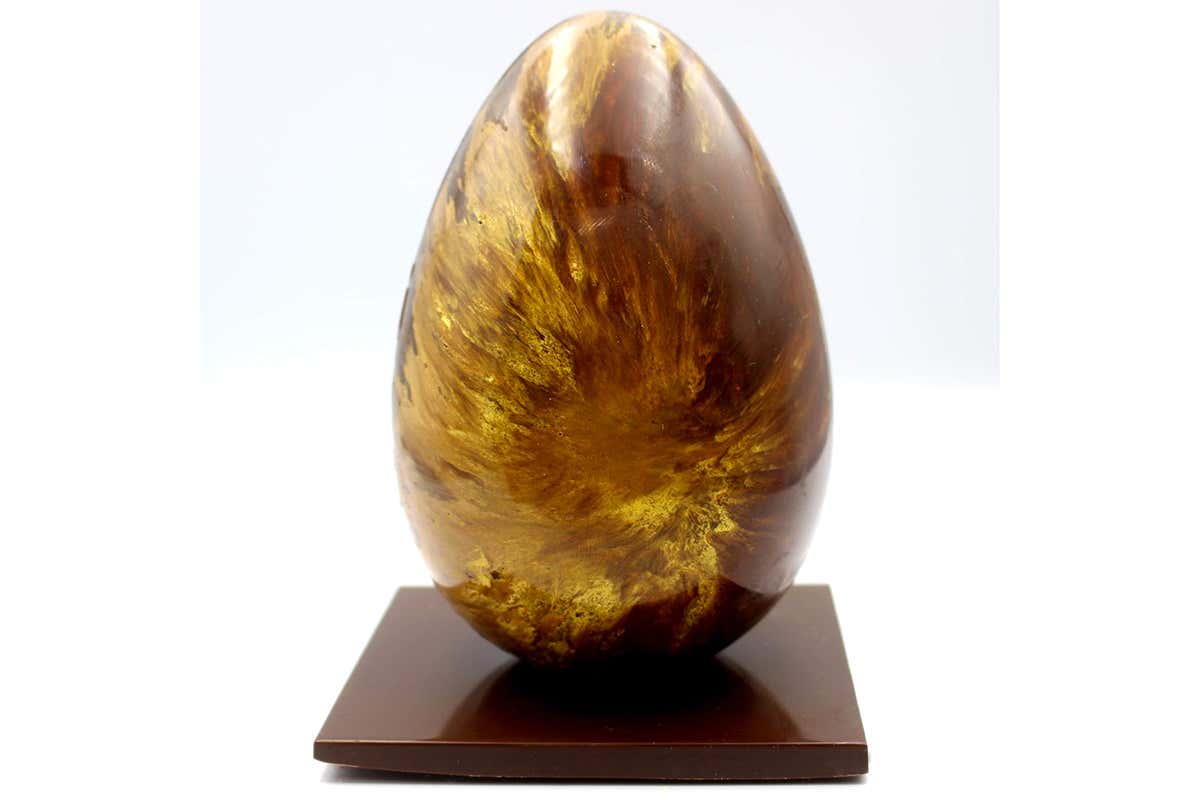 Un uovo con il cioccolato lavorato con effetto marmo A Pasqua il dolce ha il sapore della tradizione e delle sue evoluzioni Un uovo con il cioccolato lavorato con effetto marmo A Pasqua il dolce ha il sapore della tradizione e delle sue evoluzioni