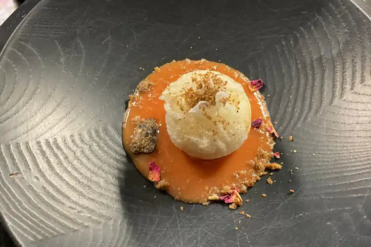 L&rsquo;uovo poch&egrave; con panatura croccante di riso su un gaspacho di fragole Un uovo speiale cucinato online per i&nbsp; 7 anni del&nbsp; The Egg di Batavia