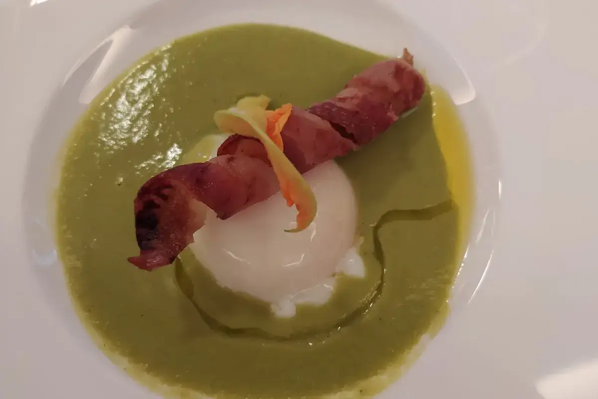 L&rsquo;uovo cotto a bassa temperatura, passatina di piselli e bacon croccante L&rsquo;uovo cotto a bassa temperatura,passatina di piselli e bacon croccante